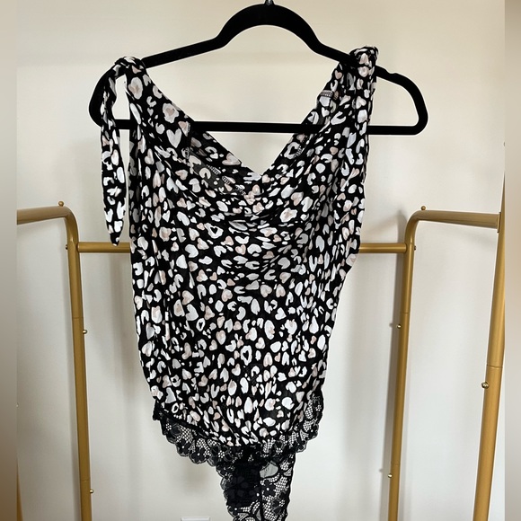 Like new- Free People Leopard tie sleeve body suit - Picture 3 of 3
